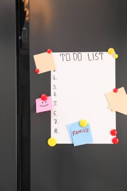 Buzdolabı üzerinde yapılacaklar listesi ve notları olan manyetik tahta