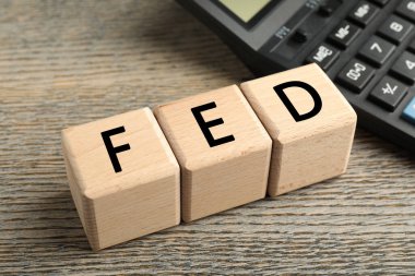 Tahta masa üzerinde Fed (Federal Rezerv Sistemi) harfli küpler