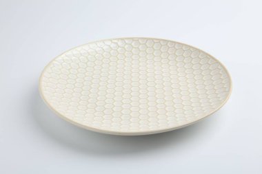 Beyaza izole edilmiş boş bir seramik tabak