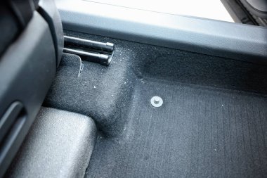Siyah yumuşak araba paspası otomatikte, yakın plan