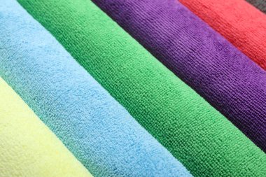 Arkaplan olarak birçok renkli mikrofiber kumaş, yakın plan