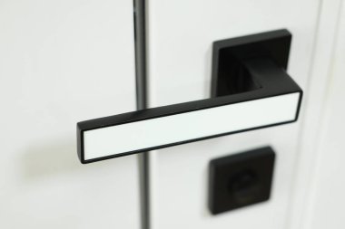 Modern kulplu kapı manzarası, yakın çekim