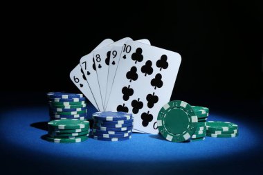 Poker fişleri ve iskambil kartları mavi masada