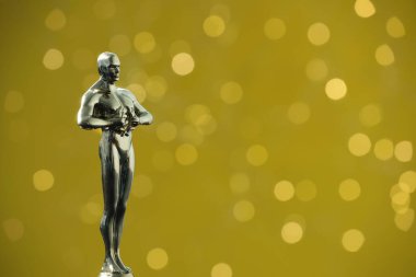 Zeytin arkaplan dalında Altın Oscar ödülü bulanık ışıklarla, metin için boşluk