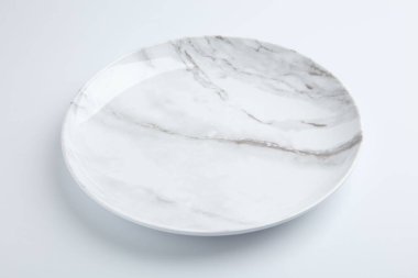 Beyaza izole edilmiş boş bir seramik tabak