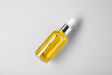 Temel yağlar hafif arka planda, üst görünümde.