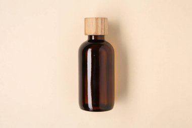 Bej arka planda, şişede gerekli yağlar, üst görünüm