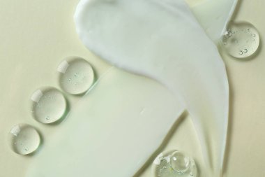 Beyaz arka planda farklı kozmetik ürünlerinin kokusu, üst görünüm