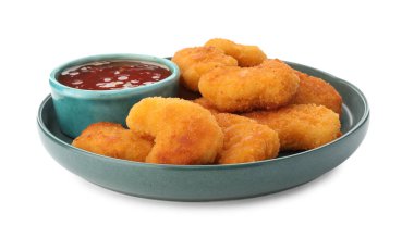 Acı biber soslu tabak ve beyaza izole edilmiş nugget.