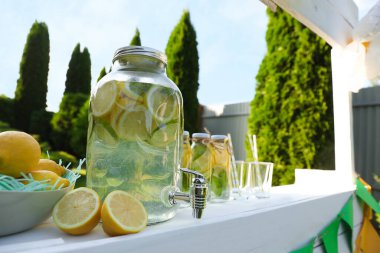 Limonata standı, ferahlatıcı içecek ve parkta taze meyveler.