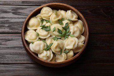 Tahta masada yeşil soğanlı leziz pelmeni.