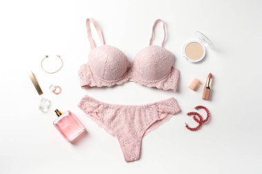 Beyaz arka planda güzel dantelli iç çamaşırları ve aksesuarlar.