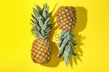 Sarı arka planda taze ananas, üst manzara.