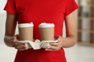 Kapalı mekanda kağıt bardaklı fast food işçisi, yakın plan.