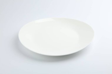 Beyaza izole edilmiş boş bir seramik tabak