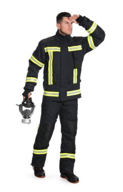 Beyaz arka planda gaz maskeli itfaiyeci portresi
