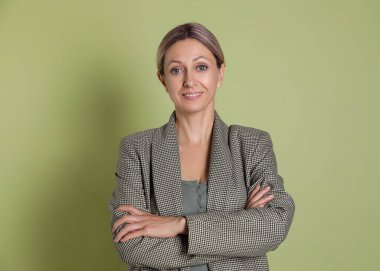 Zeytin zemininde gülümseyen güzel bir kadının portresi