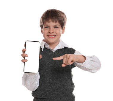 Beyaz arka planda akıllı telefonu olan küçük bir çocuk.