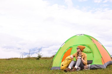 Genç kampçı ve çadır dağlarda. Etkin turizm