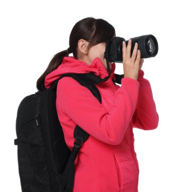 Beyaz arkaplanda fotoğraf çeken sırt çantalı ve kameralı fotoğrafçı