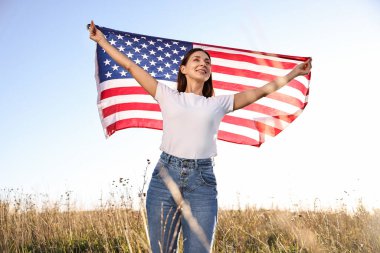 Amerika bayrağıyla mutlu bir kadın, düşük açılı.