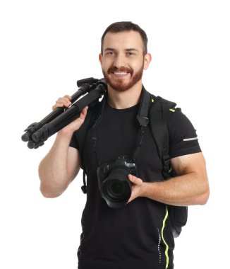 Beyaz arkaplanda sırt çantası, tripod ve kamera olan fotoğrafçı