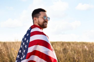 Amerika bayrağı taşıyan mutlu bir adam. Metin için boşluk