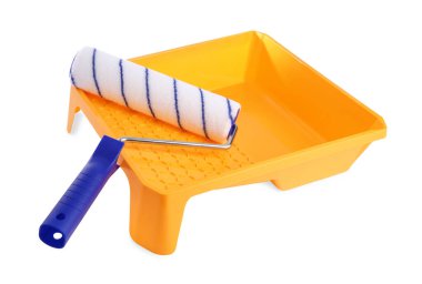 Boya fırçası ve sarı plastik tepsi beyaza izole edilmiş. Yapı aracı