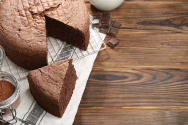 Tahta masada çikolatalı kek kes. Metin için boşluk