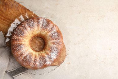 Açık gri masada taze pişmiş sünger kek, üst manzara. Metin için boşluk