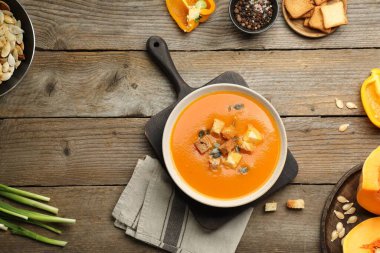 Tahta masada servis edilen lezzetli balkabağı çorbası.