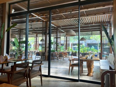 Güzel mobilyaları olan rahat bir kafeterya. İç tasarım