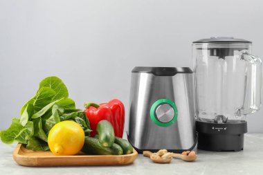 Gri mermer masada blender ve sağlıklı ürünler