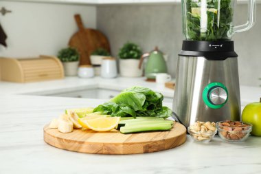 Buzlu modern blender ve malzemeler mutfaktaki beyaz mermer masada. Metin için boşluk