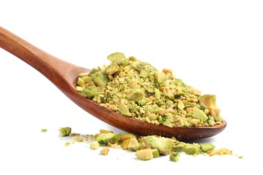 Ahşap kaşıkta soyulmuş fıstık parçaları beyaz kaşık üzerinde izole edilmiş.