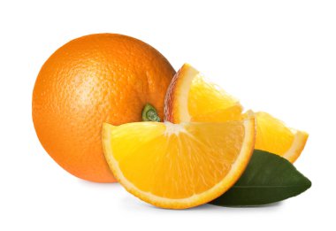 Beyaz arka planda taze olgun portakallar. Citrus meyvesi.