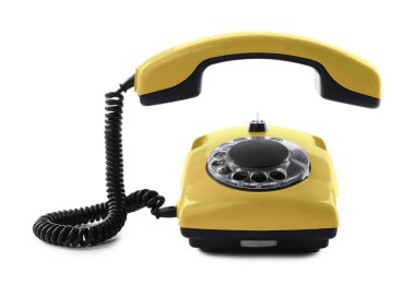 Döner kadranlı eski sarı telefon beyaz üzerinde izole