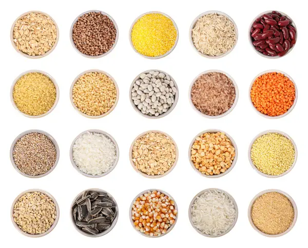 Farklı tahıl taneleri, tohumlar ve fasulyeler beyaz arka planda, üst tarafta. Koleksiyon