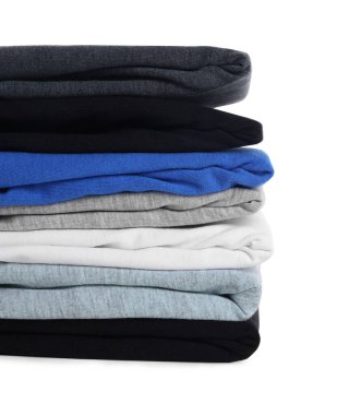 Beyaza izole edilmiş temiz renkli tişörtler yığını