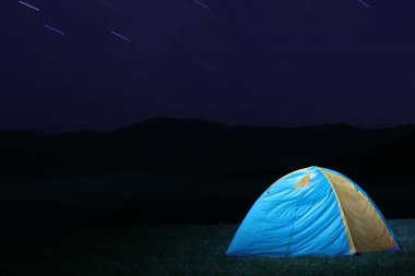 Geceleri vahşi doğada modern kamp çadırı, yavaş deklanşör etkisi