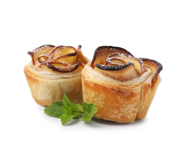 Taze pişmiş elma gülleri ve beyaz üzerine izole edilmiş nane şekeri. Puf böreği