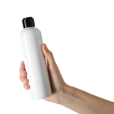 Beyaz arka planda şampuan şişesi olan kadın, yakın plan.