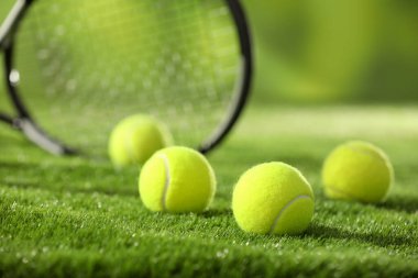 Yeşil çimlerde tenis topları, seçici odaklanma