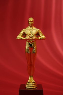 Kırmızı arka planda bir Altın Oscar ödülü