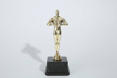 Hafif arka planda bir Altın Oscar ödülü