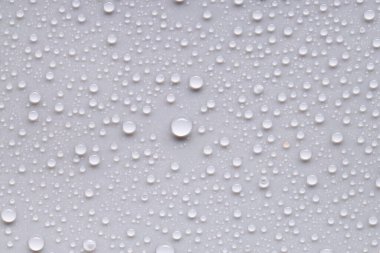 Açık gri arkaplanda su damlaları, üst görünüm