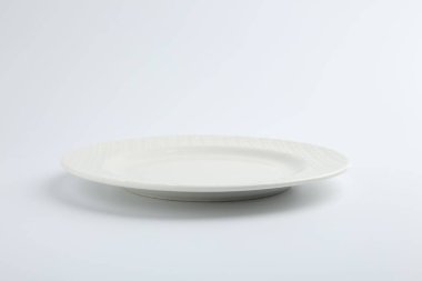 Beyaza izole edilmiş boş bir seramik tabak