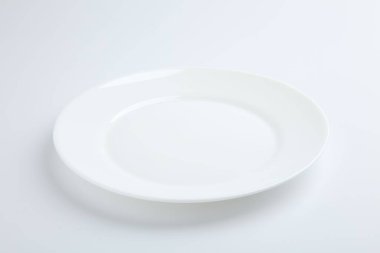 Beyaza izole edilmiş boş bir seramik tabak