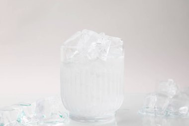 Hafif zemin üzerinde buz küpleri ile bardaktaki suyu tazelemek