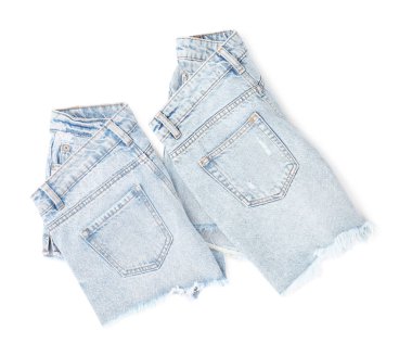 Beyaz, üst görünümde izole edilmiş açık mavi kot şortlar